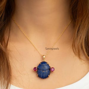 Snidad ädelstensskarabéhänge: Handskuren amulettberlock i 925 silver
