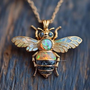 Wisiorek z kamieniem szlachetnym w kształcie pszczoły wykonany ze złota 14k: delikatny wisiorek z opalem i miodem