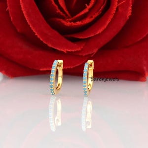 14k Solid Gold Turquoise Huggie Hinged Hoop Kolczyki, 10 mm Hoop Kolczyki, Ręcznie robione Kolczyki, Spersonalizowana Biżuteria, Turquoise Huggies Hoop