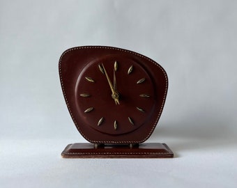 Horloge de bureau vintage en cuir, laiton, rétro, milieu du siècle, Jacques Adnet, France, années 1950