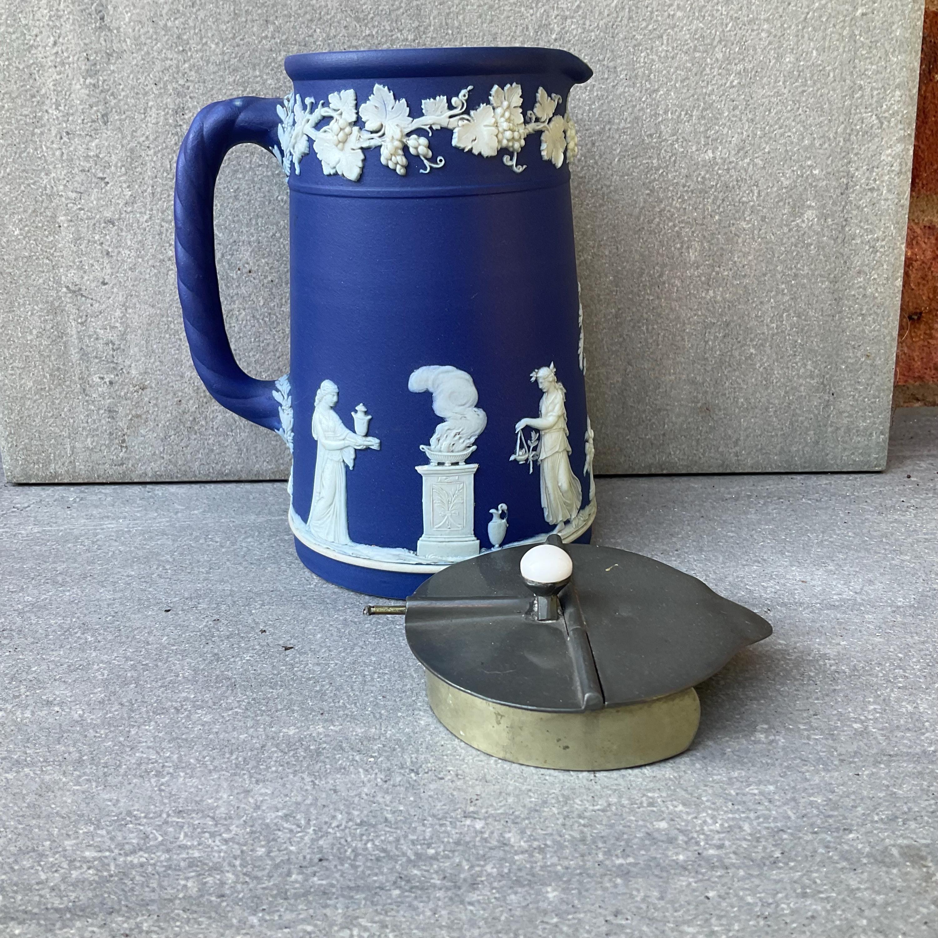 大型コバルトブルーの19世紀ウェッジウッドジャスパーウェアの水差し