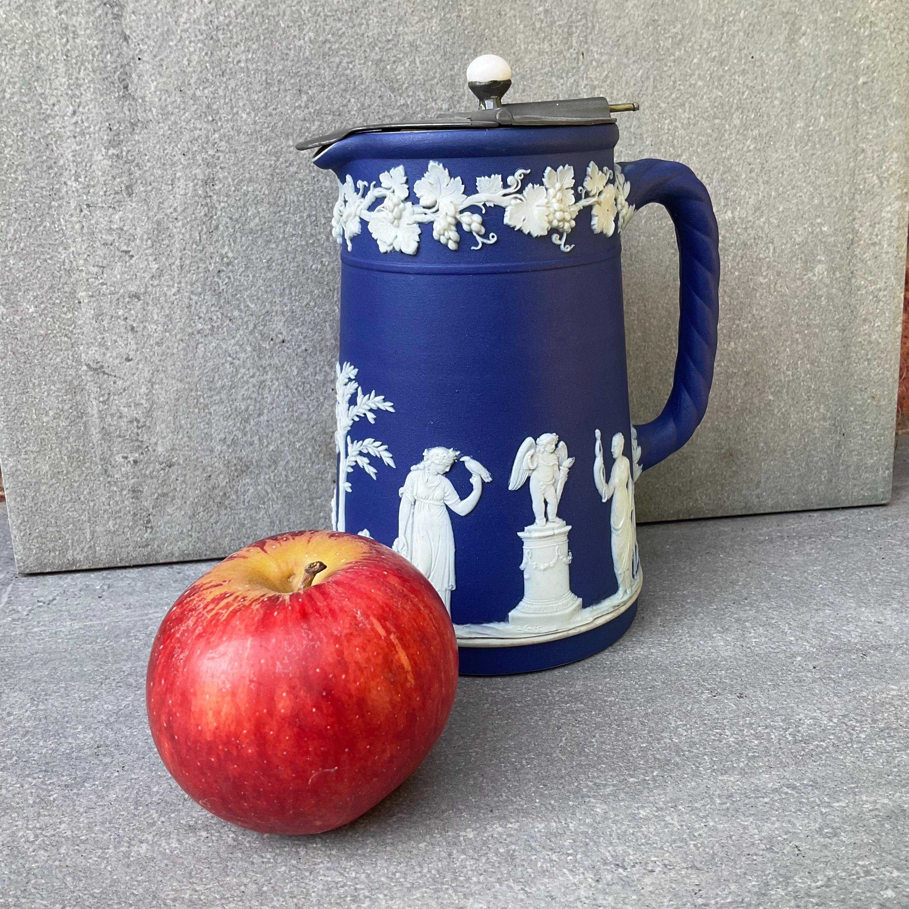 大型コバルトブルーの19世紀ウェッジウッドジャスパーウェアの水差し