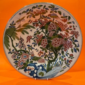 A large tin-glazed Dutch Delft charger by Tichelaar of Makkum, circa 1950/60.