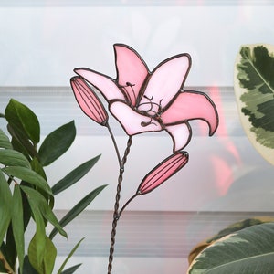 Plant stake Lily Garden decor Flowerpots Stained glass Suncatcher flowers Gifts for plant lovers Mother's day gift Fairy garden accessories