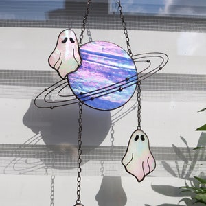 Solfångare Saturnus med spöken Drömfångare Målat glas Halloweendekor Kosmoskonst Rymdtema Väggdekor för ett rum Gotisk heminredning