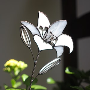 Plant stake Lily Garden decor Flowerpots Stained glass Suncatcher flowers Gifts for plant lovers Mother's day gift Fairy garden accessories
