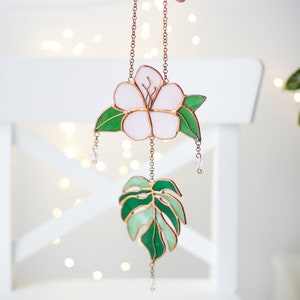 Suncatcher Buntglas Fensterbehang Hibiskus und Monstera Hängender Suncatcher Tropische Blume Outdoor Decor Geschenk für Schwester Glaskunst
