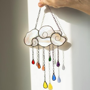 Suncatcher Glasmalerei Wolke Suncatcher mit bunten Regentropfen Charms Handgemachtes Wohndekor Handgemachtes Geschenk irisierendes Glaskunst Stain Glas