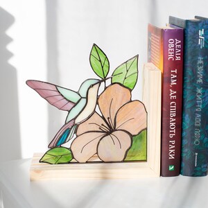 Pu&ograve; includere: Un set di tre tazze in ceramica con finitura opaca e macchiettata. Le tazze sono nei toni crema, grigio chiaro e grigio scuro. Ogni tazza ha un design semplice e minimalista, perfetto per caff&egrave; o t&egrave;.