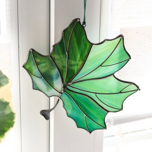 Suncatcher maple leaf Stained glass maple leaf Canadian maple decor Wall art decor Window hangings decor Gifts for plant lovers Green