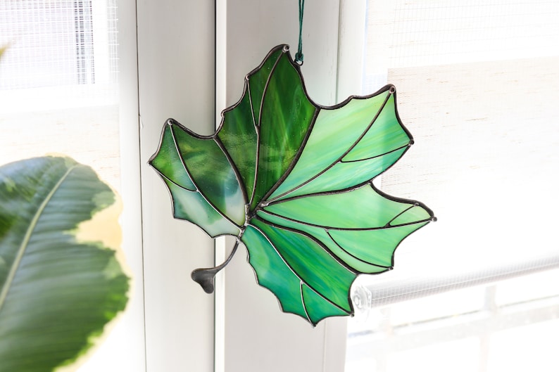 Suncatcher maple leaf Stained glass maple leaf Canadian maple decor Wall art decor Window hangings decor Gifts for plant lovers Green