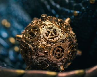 Può includere: Un dado a 20 facce di colore dorato, con un design intricato, con numeri incisi su ogni faccia. Il dado ha un'estetica steampunk con ingranaggi e altri elementi meccanici.