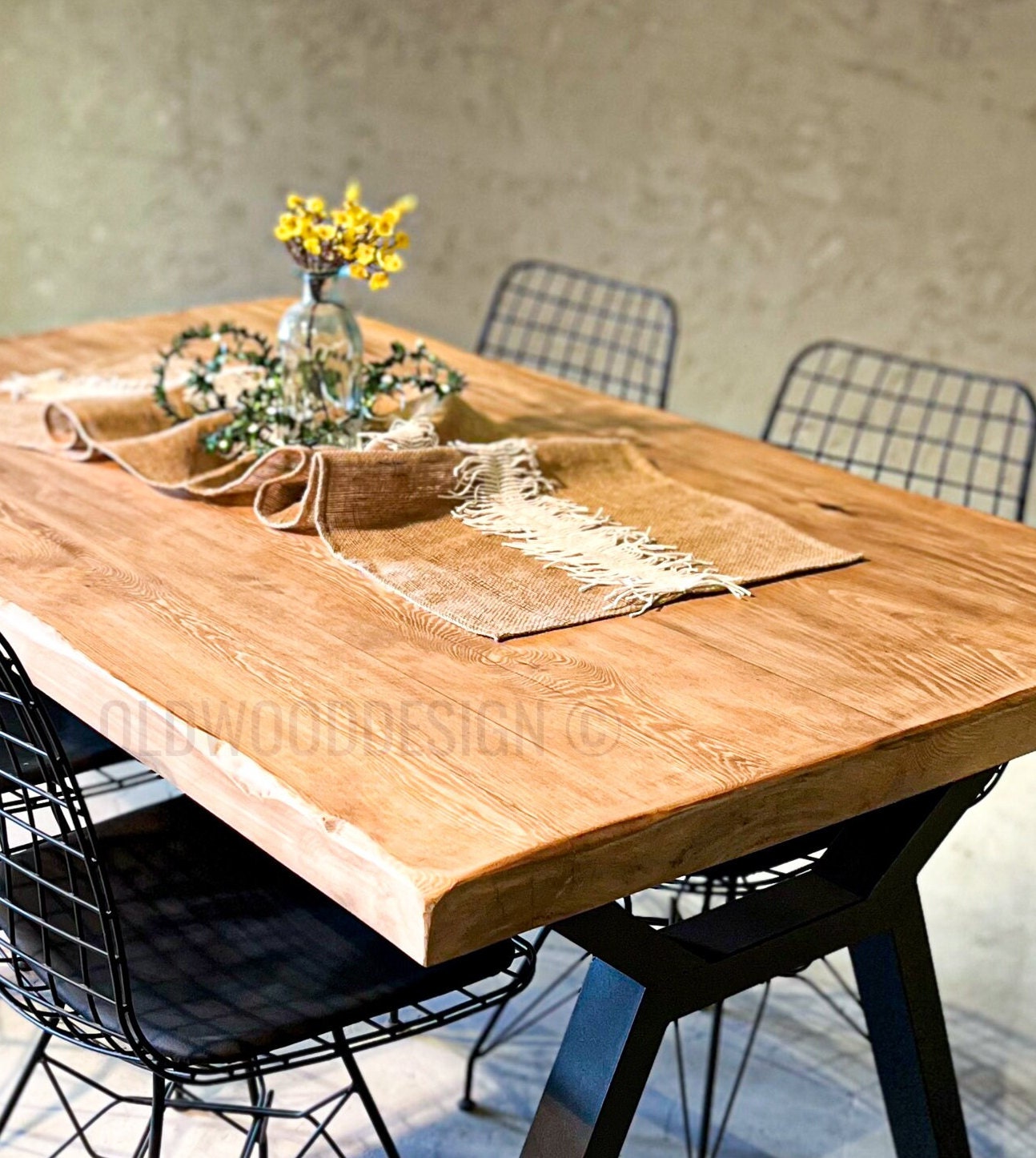 Mesa de comedor rústica de madera maciza de pino con patas en X en cruz.  Mesa de cocina fabricada en cualquier tamaño con madera rústica gruesa. -   México