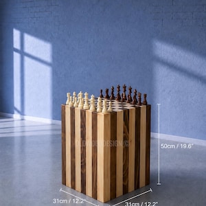 Op de afbeelding: Een houten schaaktafel met een dambord bovenkant en verticaal gestreepte zijkanten. De tafel is 31 cm vierkant en 50 cm hoog, met schaakstukken opgesteld om te spelen. De schaakstukken zijn bruin en wit.
