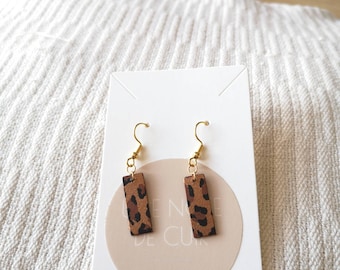 Modèle PETITE ELLA. Boucles forme rectangle en cuir imprimé léopard et acier inoxydable, bijoux femme, cadeau femme