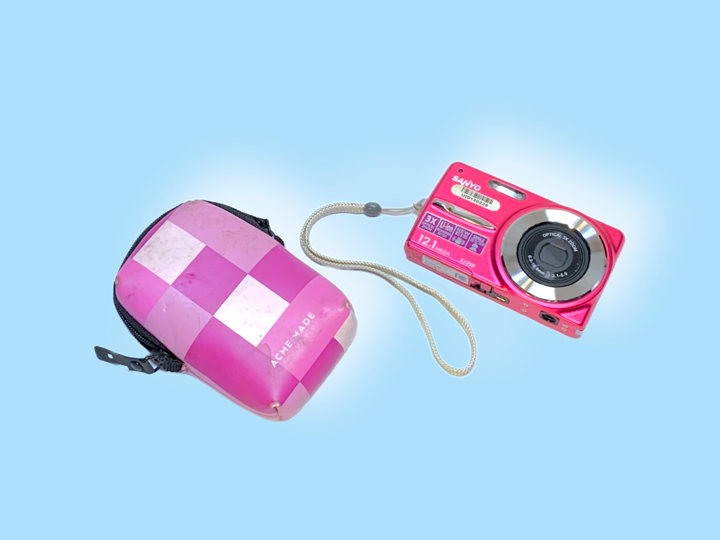 Vintage Pink Digital Camera. Sanyo. -   Pink digital camera, Digital  camera, Sanyo