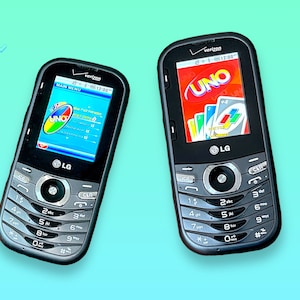 Puede incluir: Dos teléfonos móviles LG negros con teclados plateados se muestran sobre un fondo turquesa. Las pantallas muestran la interfaz del juego de cartas UNO. Los teléfonos tienen el logotipo de Verizon en la parte superior.