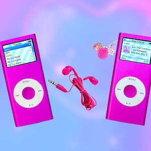 Puede incluir: Dos iPods de color rosa brillante con botones de control blancos y pantallas que muestran listas de reproducción. Auriculares rosas y un dije cuelgan entre ellos. El fondo es un degradado rosa y azul.