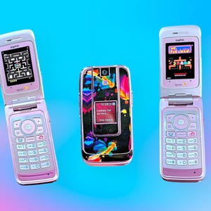 Könnte beinhalten: Drei pinkfarbene Sanyo Sprint Klapphandys. Zwei Telefone sind geöffnet und zeigen Videospielgrafiken. Das mittlere Telefon hat eine schwarze Hülle mit bunten Farbspritzern. Die geöffneten Telefone zeigen die Spieloberfläche und die Telefontastatur.