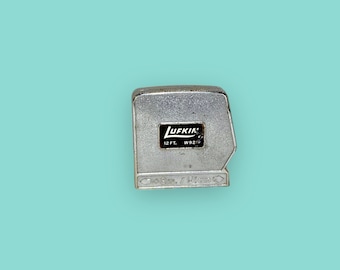 Strumento di misura di nastro in metallo vintage.