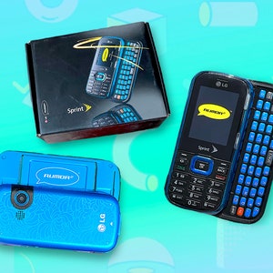 Peut inclure: Plusieurs téléphones LG Rumor et leur emballage. Un téléphone est ouvert, révélant un clavier bleu. Les téléphones sont noirs et bleus, avec le logo Sprint. L'emballage affiche également l'image du téléphone.