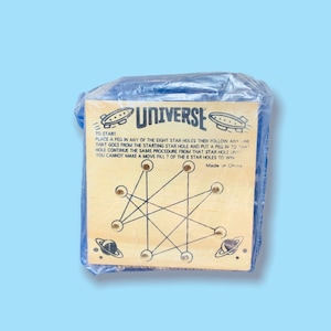 Tablero de juego de clavijas de madera vintage Universe.