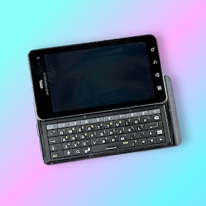 Vintage Motorola Google Keyboard Touchscreen Phone. As Is. image 1