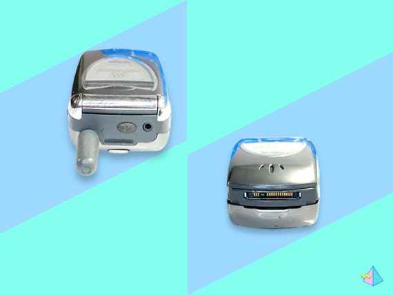 90年代のビンテージ Motorola 折りたたみ式携帯電話。希少。動作