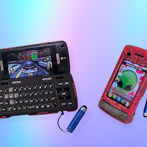 Peut inclure: Deux téléphones portables à clapet LG vintage avec des étuis à motifs rouges et un stylet bleu. L'un des téléphones affiche un jeu de course, l'autre un graphique d'extraterrestre. Les téléphones ont des claviers et des écrans tactiles.