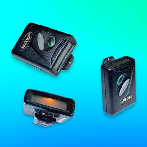 Peut inclure: Trois téléavertisseurs noirs avec le logo "Alltel" sont présentés sur un fond dégradé bleu et vert. Les téléavertisseurs sont rectangulaires, avec des boutons et de petits écrans. Un écran est éclairé d'une lueur orange.