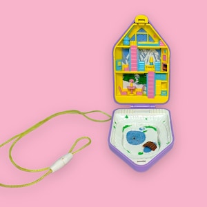 Vintage 90s PollyPockets Compact Toy.