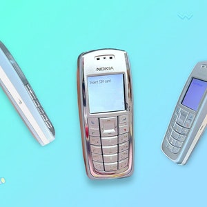 Peut inclure: Trois téléphones portables Nokia argentés sont présentés sur un fond bleu clair. Le téléphone central affiche le texte "Insert SIM card" sur son écran. Les téléphones ont un design classique avec des claviers physiques et de petits écrans.