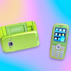 Peut inclure: Deux téléphones portables LG Rumor vert citron sont présentés sur un fond coloré. L'un est ouvert, révélant le mot "RUMOR" à l'intérieur. L'autre est fermé, affichant un écran avec des icônes et un clavier.