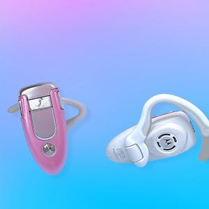 Peut inclure: Un téléphone portable Motorola rose et argenté et un casque Bluetooth Motorola blanc sont présentés sur un fond dégradé bleu et rose. Le téléphone a un design à clapet et le casque a un crochet d'oreille.
