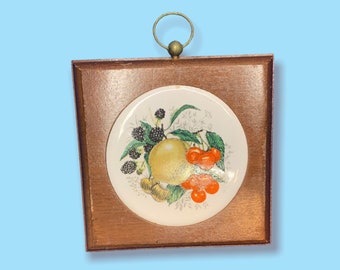 Plaque murale vintage en bois avec décoration de fruits.