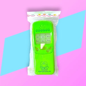 Vintage Y2K groen telefoonhoesje in Sanrio-stijl.