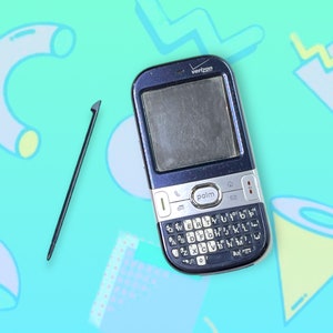 Puede incluir: Un PDA Palm azul oscuro con teclado QWERTY y un lápiz óptico. El dispositivo tiene un logotipo de Verizon y una pantalla pequeña. El fondo es turquesa con formas abstractas en azul claro, amarillo y blanco.