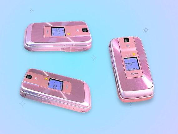 2000 年代のヴィンテージ Y2K ピンクの Sanyo Mobile フリップ
