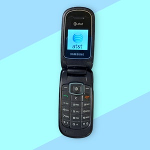 Vintage 2000s Samsung Flip Cellphone. Works.