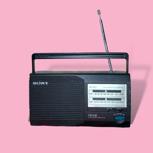 Stary radioodbiornik Sony BoomBox. Działa.