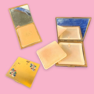 Specchio compatto per il trucco in ottone vintage.