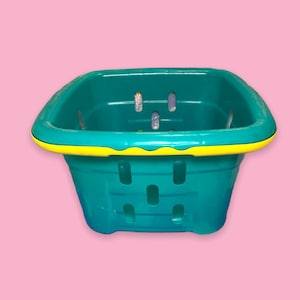 Vintage 90s Rubbermaid Basket Tote.