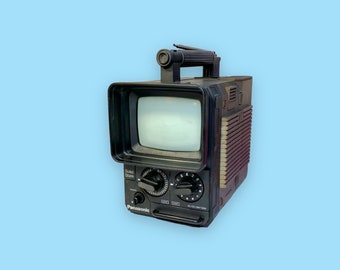 Stary przenośny telewizor Panasonic. W takim stanie, w jakim jest.