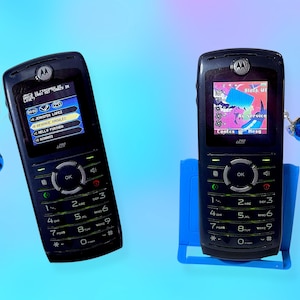 Peut inclure: Deux téléphones portables Motorola L7 Z280 noirs avec des écrans affichant des listes de contacts et des graphiques. Chaque téléphone a un charme bleu et argenté attaché. Un téléphone est dans un support bleu. Les téléphones ont un clavier avec des chiffres et des lettres.