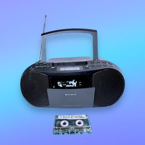 Op de afbeelding: Een zwarte en grijze Sony-boombox met een cassettespeler, antenne en handvat. Een doorzichtige cassette met de tekst "A favorite power playlist..." staat eronder. De boombox staat op een blauwe gradiënt achtergrond.