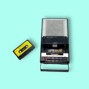 Vintage Tragbarer Kassetten-Tonbandspieler.