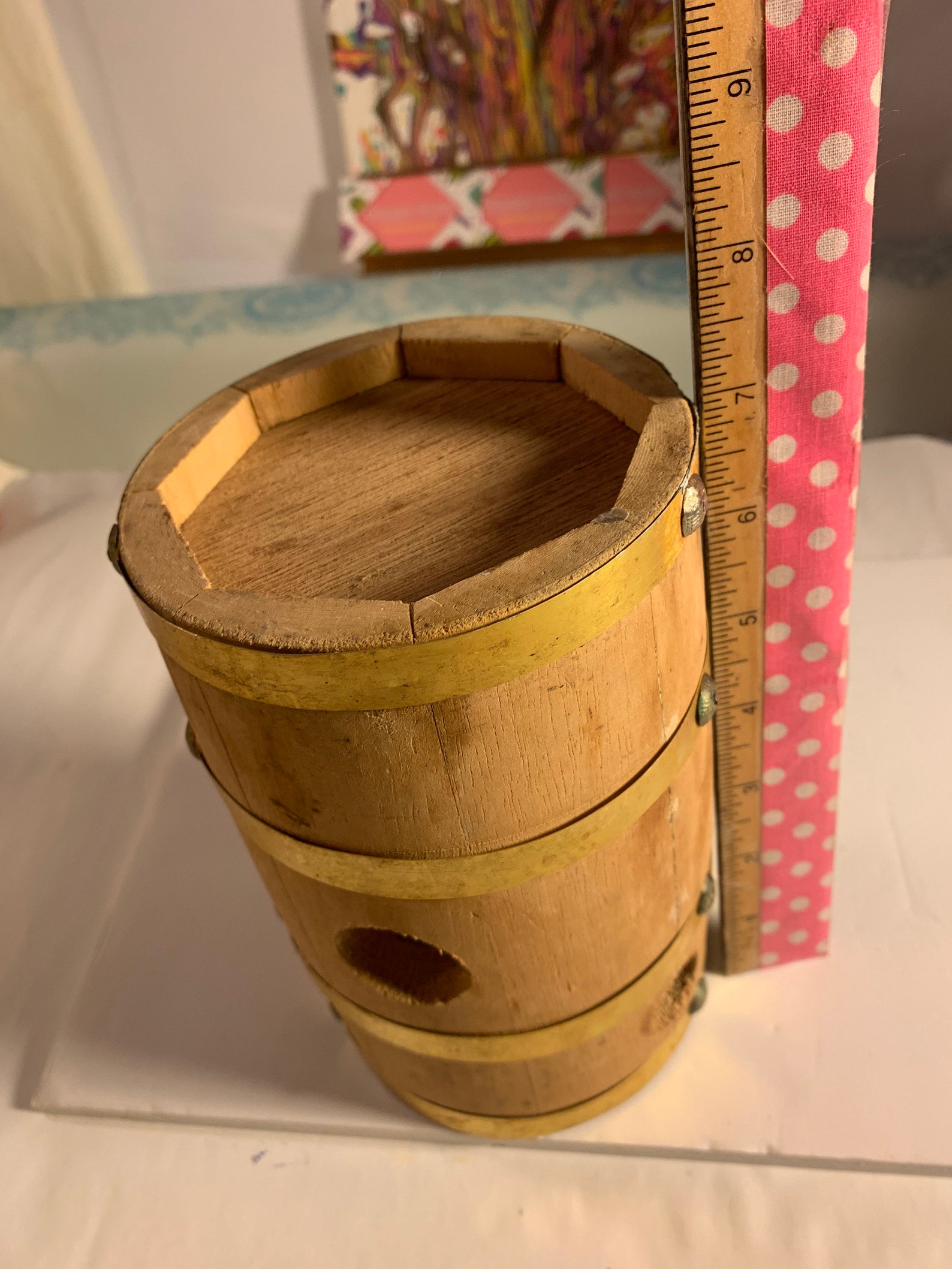 Pequeño barril de madera con agujeros | Etsy