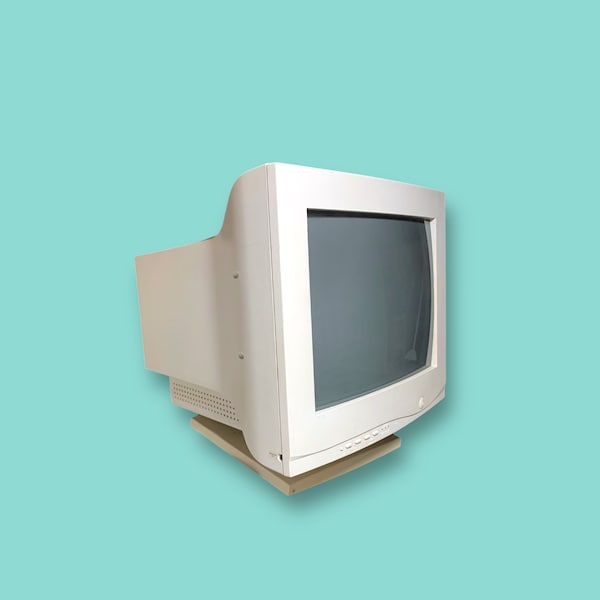 Vintage Y2K Desktop Computer Screen. As Is.