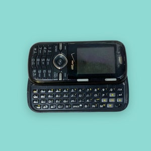 Vintage 2000s Keyboard Cellphone.As is.