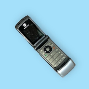 Vintage Y2K Motorola Flip Cell Phone.as is.